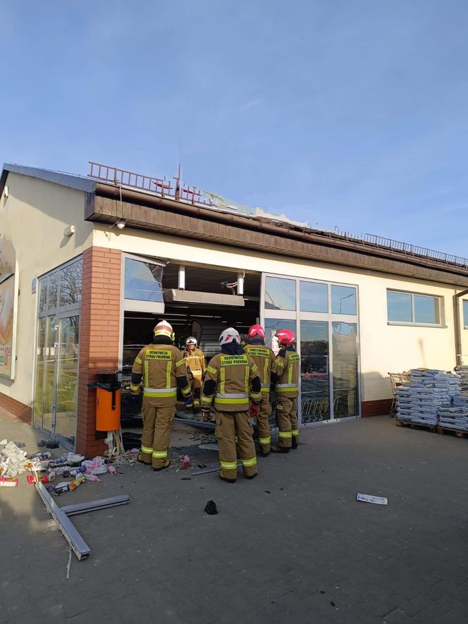 Wjechał do sklepu... samochodem. Wypadek w Oborzyskach Starych koło Kościana