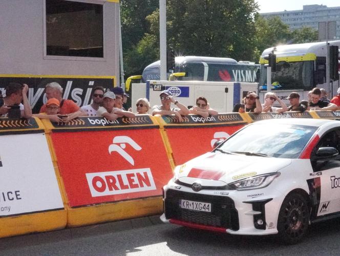 Tour de Pologne w Katowicach. Kibice na mecie oklaskiwali kolarzy