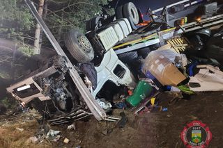 Groźny wypadek w powiecie zawierciańskim. Samochód ciężarowy dachował w rowie. Dwie osoby uwięzione