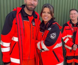 Na sygnale na planie. 6. rocznia ślubu Strzeleckich. Martyna (Monika Mazur), Piotr (Dariusz Wieteska), (Artur Góra (Tomasz Piątkowski)