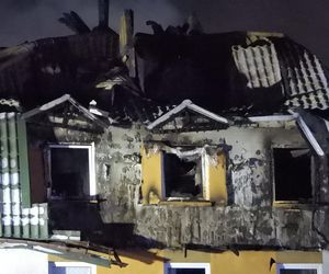 Pożar w Ząbkach. Strażacy przeszukują pogorzelisko