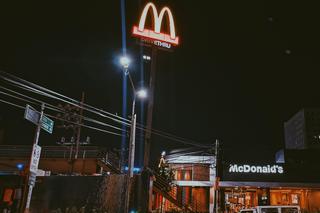 Czy McDonald jest otwarty 1 listopada 2023? Od której do której czynne? GODZINY OTWARCIA