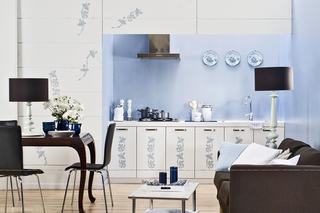 NIebieski kolor w kuchni - niebieska kuchnia z ornamentem