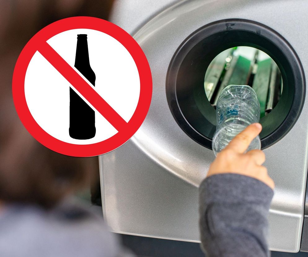 Ręka w szarym rękawie wkładająca pustą, przezroczystą butelkę PET do otworu automatu kaucyjnego. Na zdjęciu widać także znak zakazu z sylwetką butelki, symbolizujący opakowania, których nie przyjmuje system kaucyjny. Więcej o nowym systemie kaucyjnym przeczytasz na Super Biznes.
