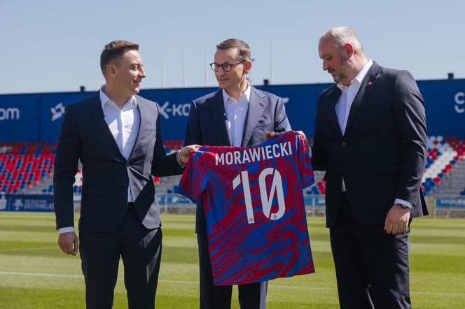 Premier Mateusz Morawiecki na stadionie Rakowa Częstochowa