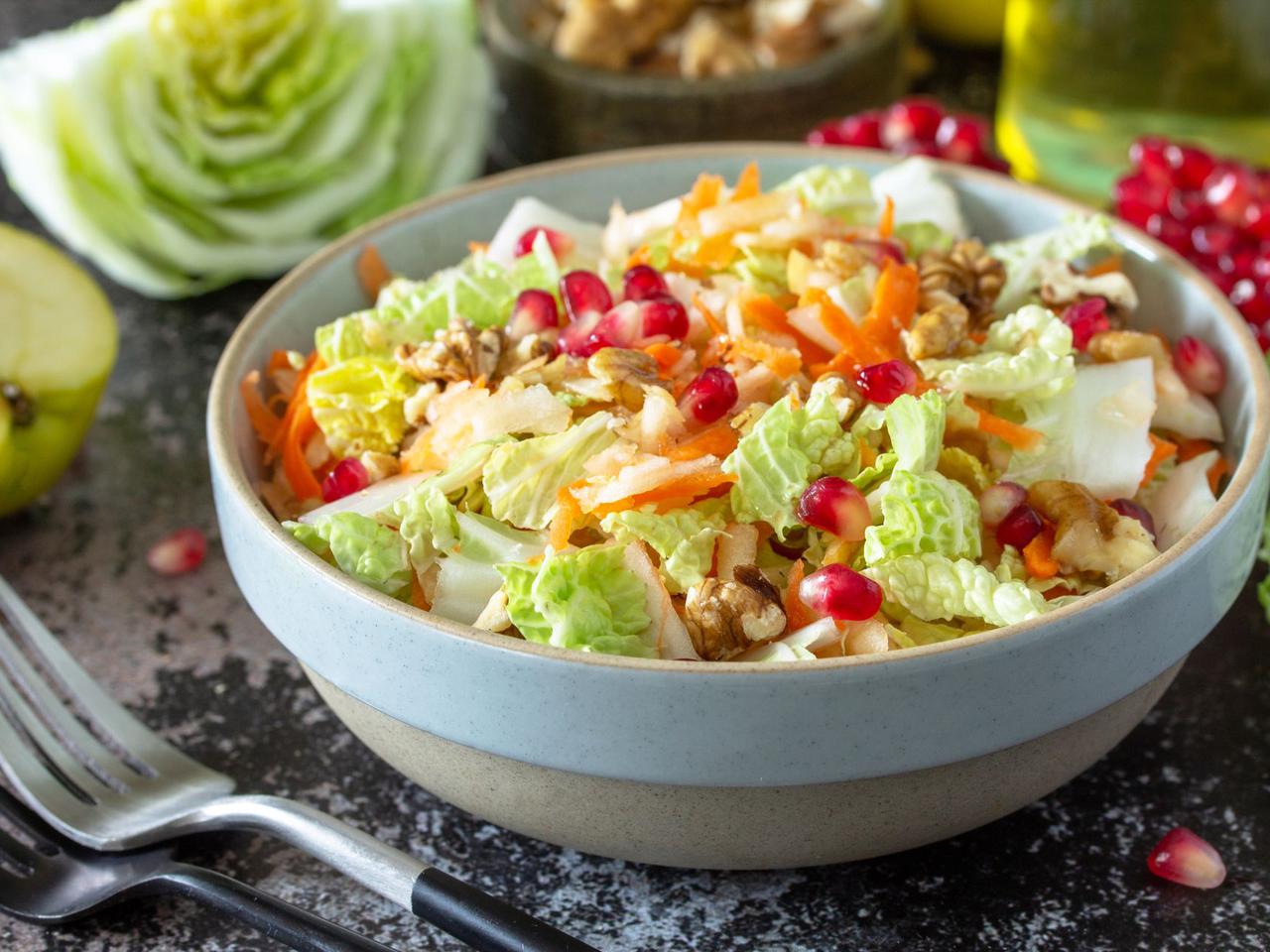 Surówki z kapusty pekińskiej - 13 pomysłów na proste i tanie sałatki z pekinki