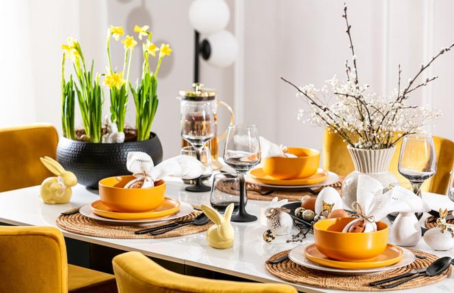 Wielkanocny stół pięknie nakryty - wyraziste żółcienie