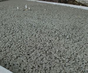 Beton wodoprzepuszczalny (beton jamisty). Szybkie utwardzenie nawierzchni i retencja deszczówki
