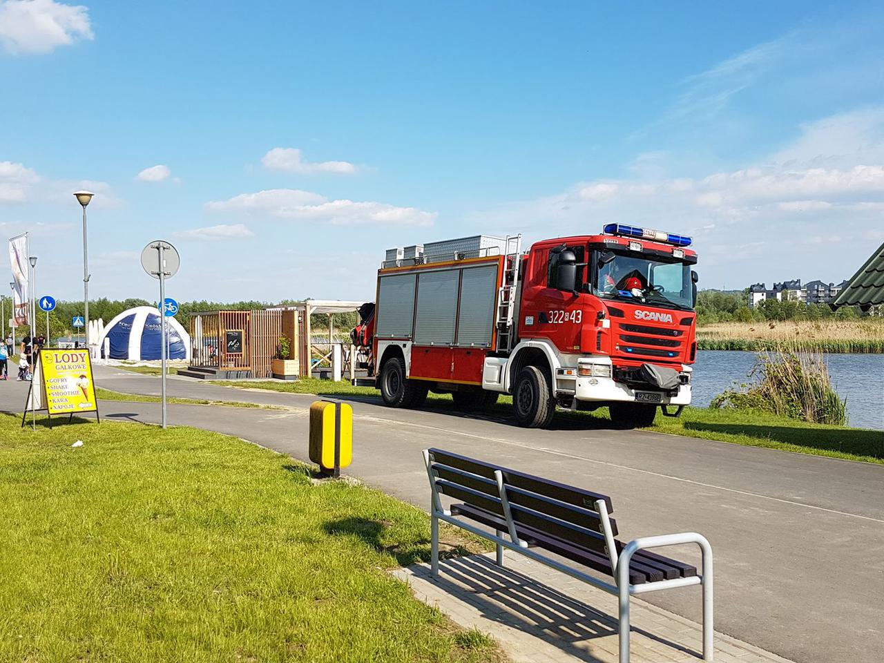 Nietypowa interwencja strażaków nad rzeszowskim zalewem. Co tam się stało? [ZDJĘCIA]