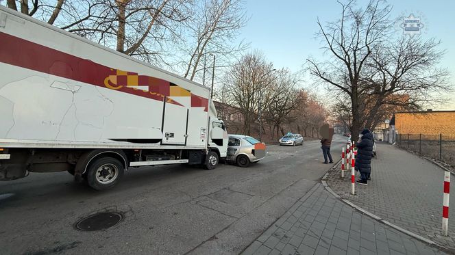 Wypadek w Mysłowicach. Ciężarówka wjechała w samochód osobowy. Jedna osoba ranna