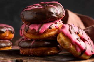 Nowy pączek w Biedronce! Klienci poznają Dooti Donuts