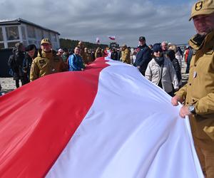 Najdłuższa flaga narodowa w Polsce mierzy ponad 2 km 700 metrów. To nowy rekord Polski!