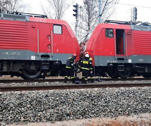 Stała na torze lokomotywa, wtem uderzyła w nią druga. Jedna osoba trafiła do szpitala 