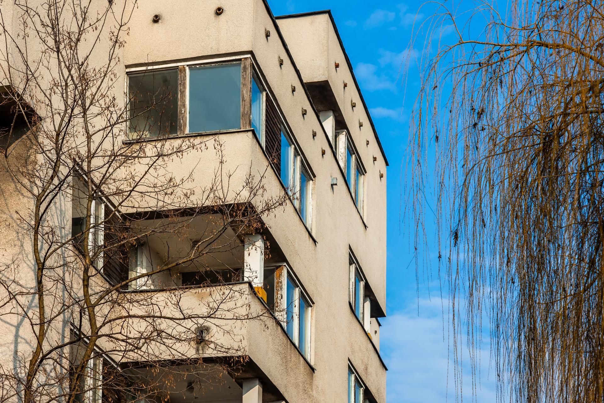 Szpiegowo, blok na Sobieskiego 100 w Warszawie