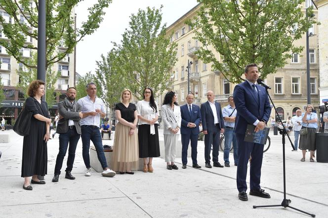 Co oni wyprawiają na Placu Pięciu Rogów?! Nowy plac a już...