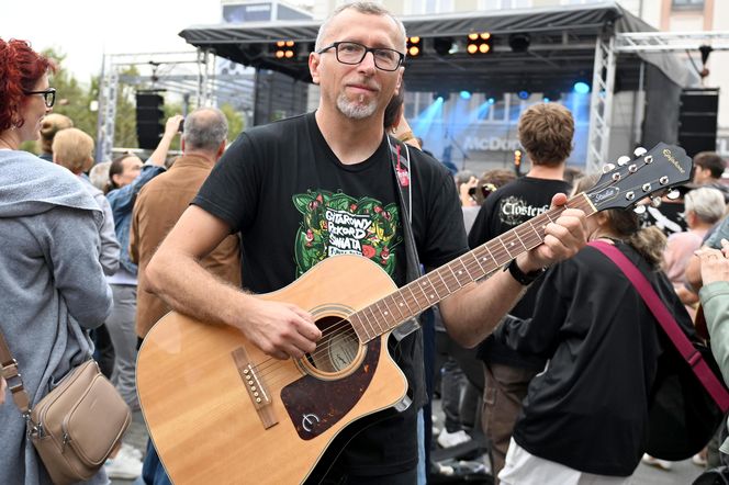 Gitarowe granie z zespołem Dżem na Rynku w Katowicach