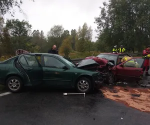 Wypadek w Katowicach. Kierowcy uwięzieni w pojazdach