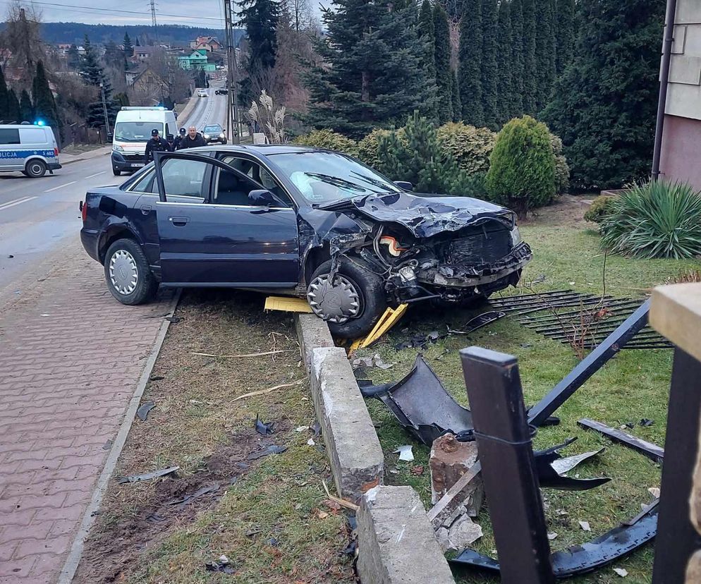 Kierowca staranował policyjną blokadę w Starachowicach