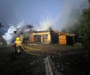 Ogromny pożar w Zakopanem! Płomienie objęły budynki gospodarcze. Na miejscu 10 zastępów straży pożarnej [ZDJĘCIA]