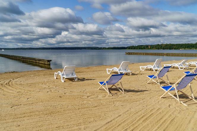 Darmowe leżaki i hamaki na plaży miejskiej w Giżycku. Zobacz zdjęcia