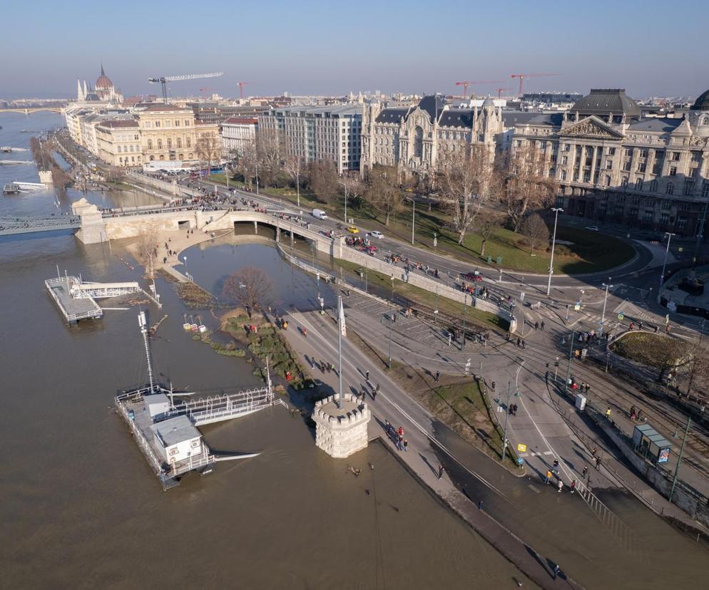 Ulewne deszcze na Węgrzech. Poziom wody w Dunaju najwyższy od dekady. Budapeszt z zagrożeniem powodzi
