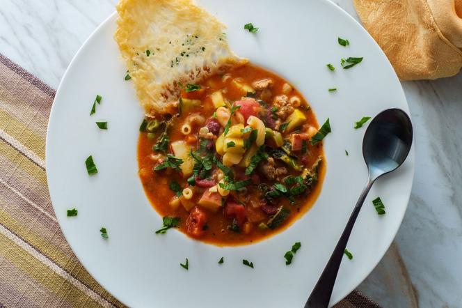 Zupa pomidorowa z cukinią i kiełbasą - włoski sposób na duży głód