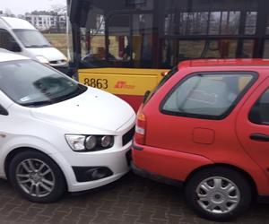 Wypadek na Białołęce. Autobus miejski skasował cztery samochody! Do szpitala trafiło 7-letnie dziecko