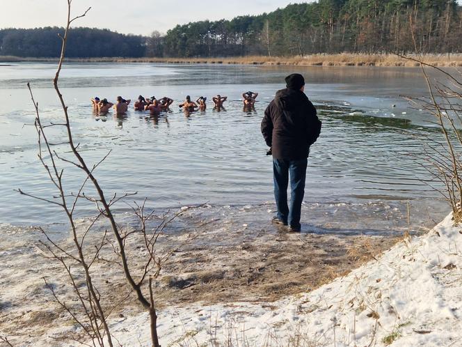 Lodowata woda im niestraszna! Za nami kolejne morsowanie w Pieckach pod Bydgoszczą