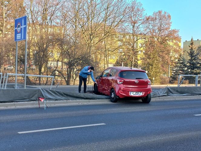 Kolizja przy zmianie pasa w Lesznie. Ciągnik siodłowy uderzył w osobówkę