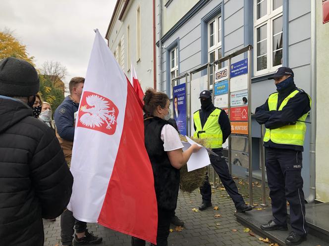 Protest rolników w Szczecinku. Przywieźli siano do biura PiS