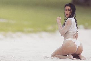 Już 7 milionów osób obejrzało jak Kim Kardashian kręci pupą w basenie! [WIDEO]
