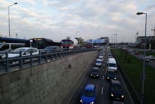Kraków: Poważny wypadek na rondzie Grunwaldzkim. Karetka zderzyła się z autobusem