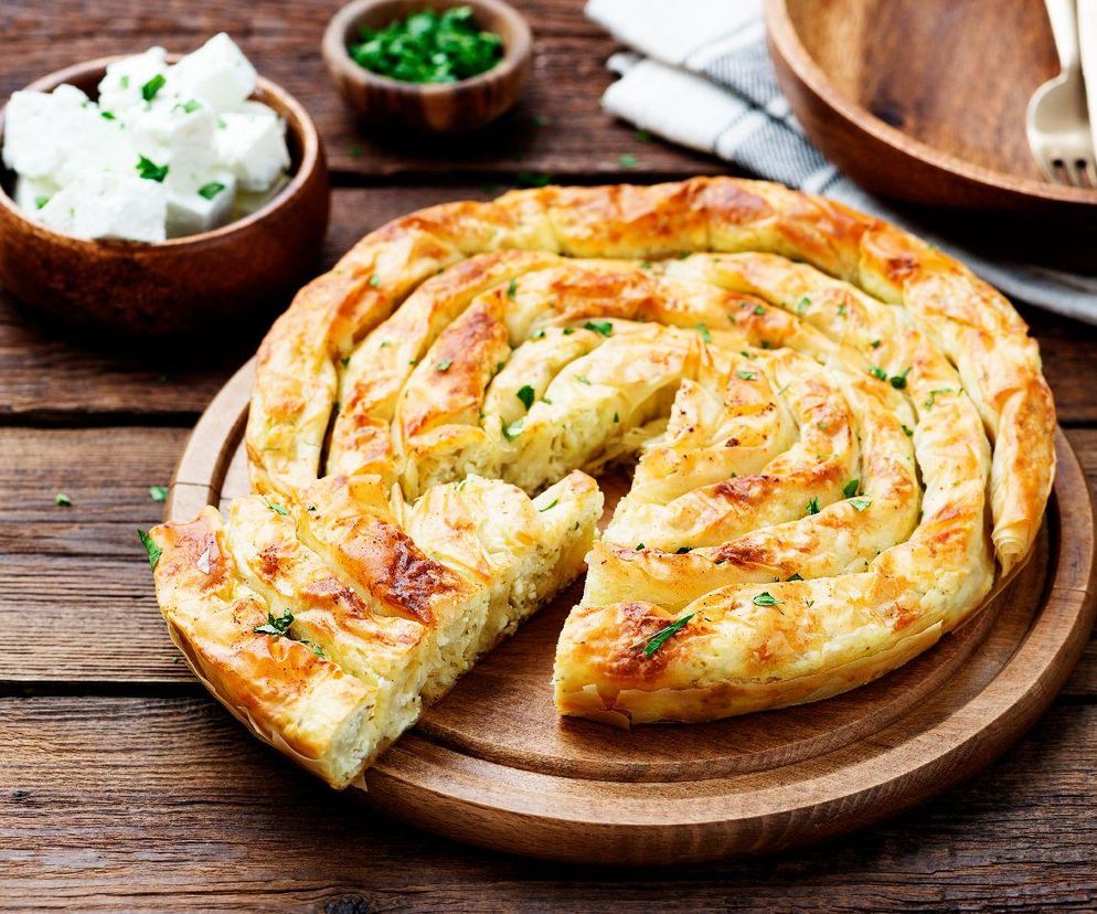 Mieszam dwa sery i zawijam w filo — ten burek to PRZEKĄSKA doskonała!