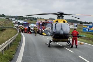 Osobówka zderzyła się z dwoma ciężarówkami w Grudziądzu. Trzy osoby w szpitalu [ZDJĘCIA] 
