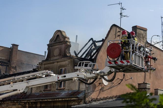 Pożar kamienicy w Poznaniu. Trwają poszukiwania zaginionych strażaków [ZDJĘCIA].