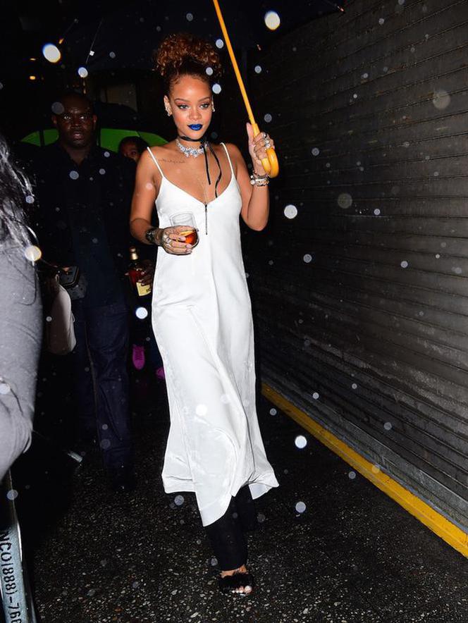 Rihanna w białej sukience