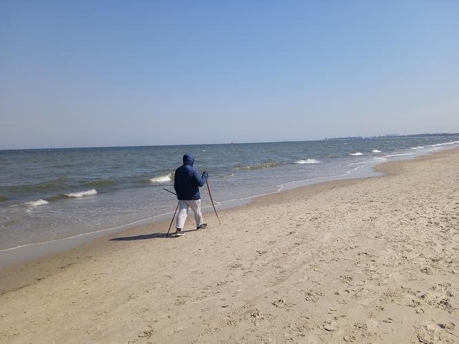 Mieszkańcy korzystają ze słonecznej pogody. Na plaży w Jelitkowie widać już pierwszych spacerowiczów!