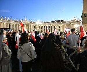Zło dobrem zwyciężaj. Setki osób czuwały w Watykanie w rocznicę wyboru Jana Pawła II