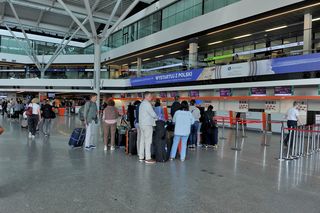 Wnętrze terminalu warszawskiego lotniska im. Chopina