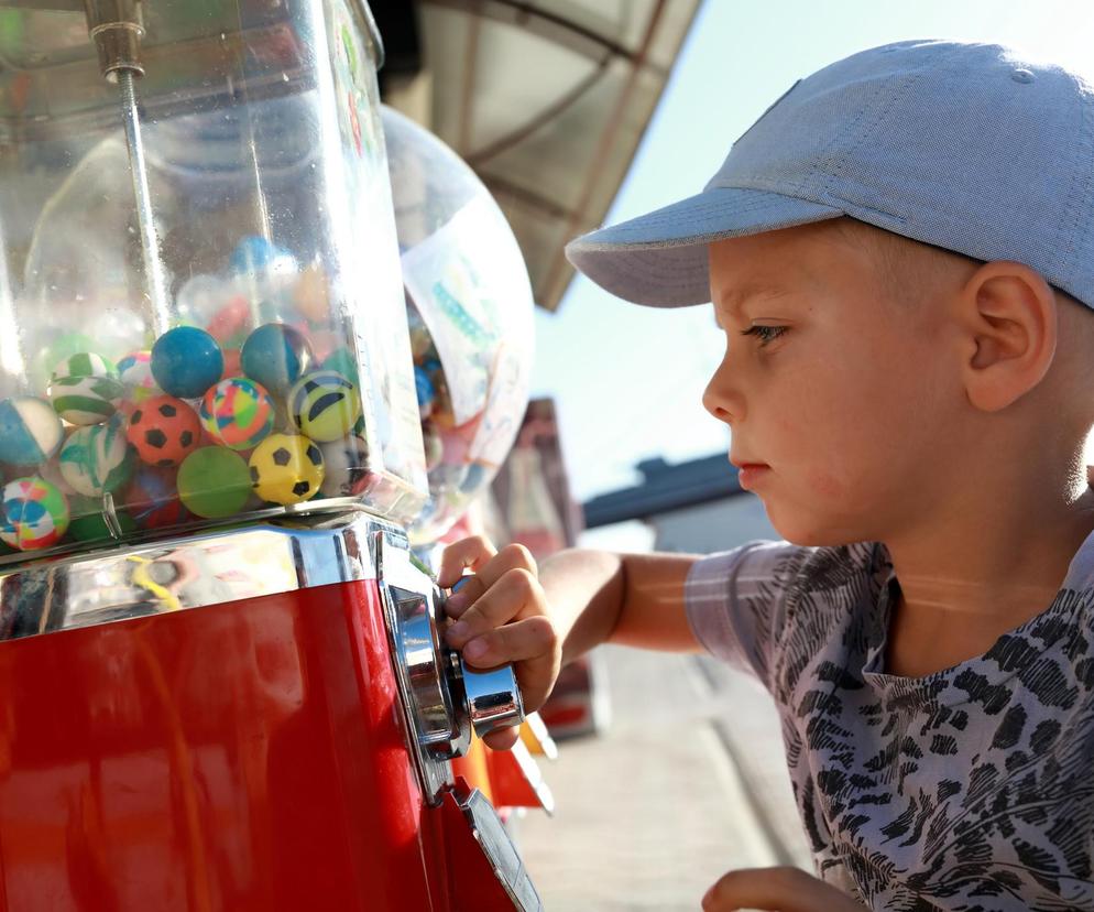 Ten ojciec wymyślił, jak nie kupić dzieciom niczego na wakacjach. Metoda dyskusyjna, ale działa