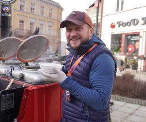 33. Finał Wielkiej Orkiestry Świątecznej Pomocy. Dziennikarze Radia ESKA rozgrzewają Tarnów pysznym żurkiem!