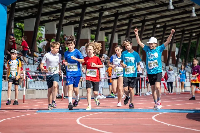 Sportowa rywalizacja na stadionie w Częstochowie [GALERIA]