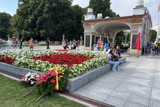 Wieniec od prezydenta Rafała Trzaskowskiego leży pod klombem. Co się stało przy Grobie Nieznanego Żołnierza?