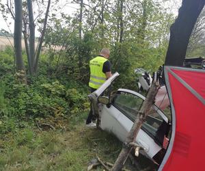 Koszmarny wypadek w Wyrach. Zginął młody kierowca