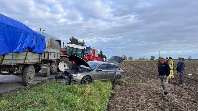 Drogowa demolka pod Rawiczem. Osobówka huknęła ciągnik, aż urwały się koła