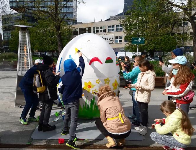 Gigantyczna dwumetrowa pisanka stanęła w centrum Warszawy