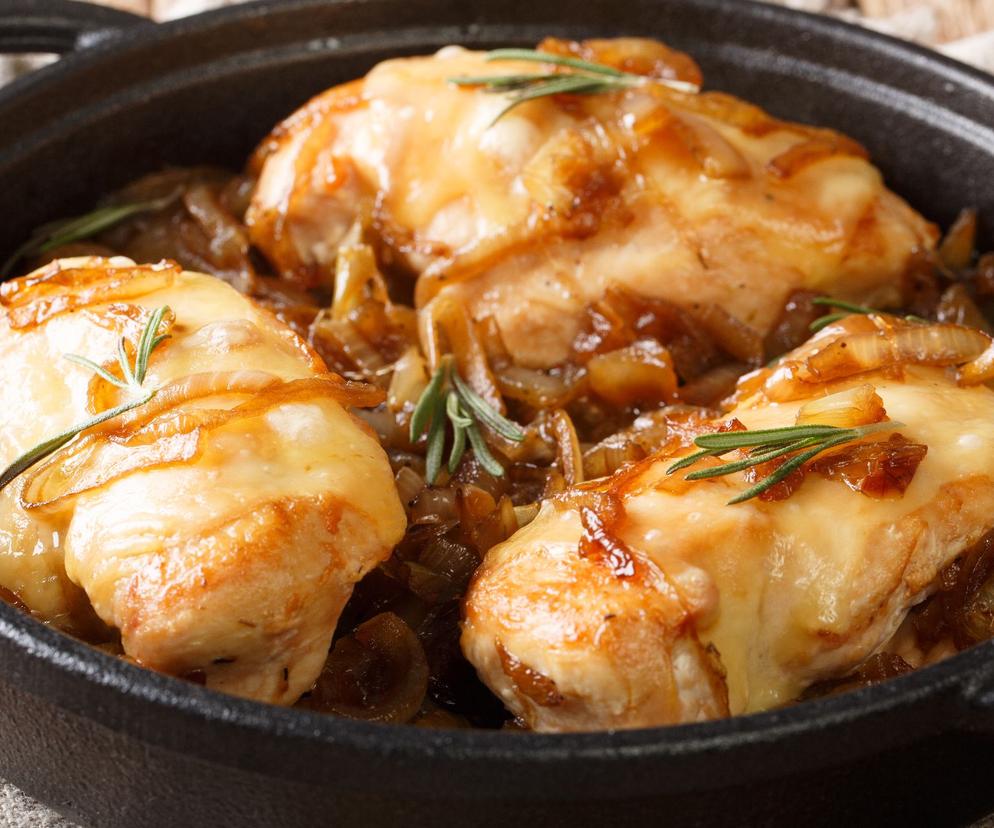 Kurczak po francusku z karmelizowaną cebulą. Uwodzi od pierwszego kęsa