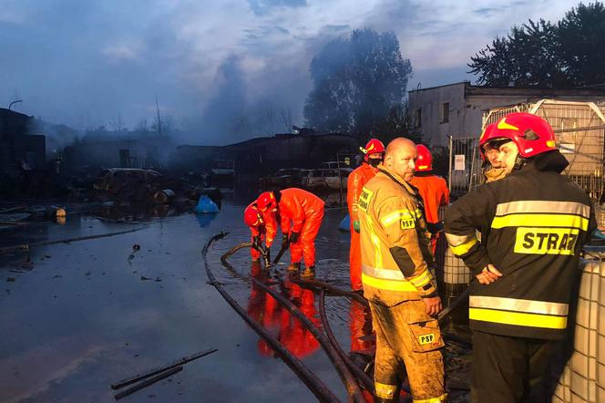 Pożar w Sosnowcu. Płonęły rozpuszczalniki i substancje ropopochodne. Strażacy dogaszają pogorzelisko [ZDJĘCIA, WIDEO]