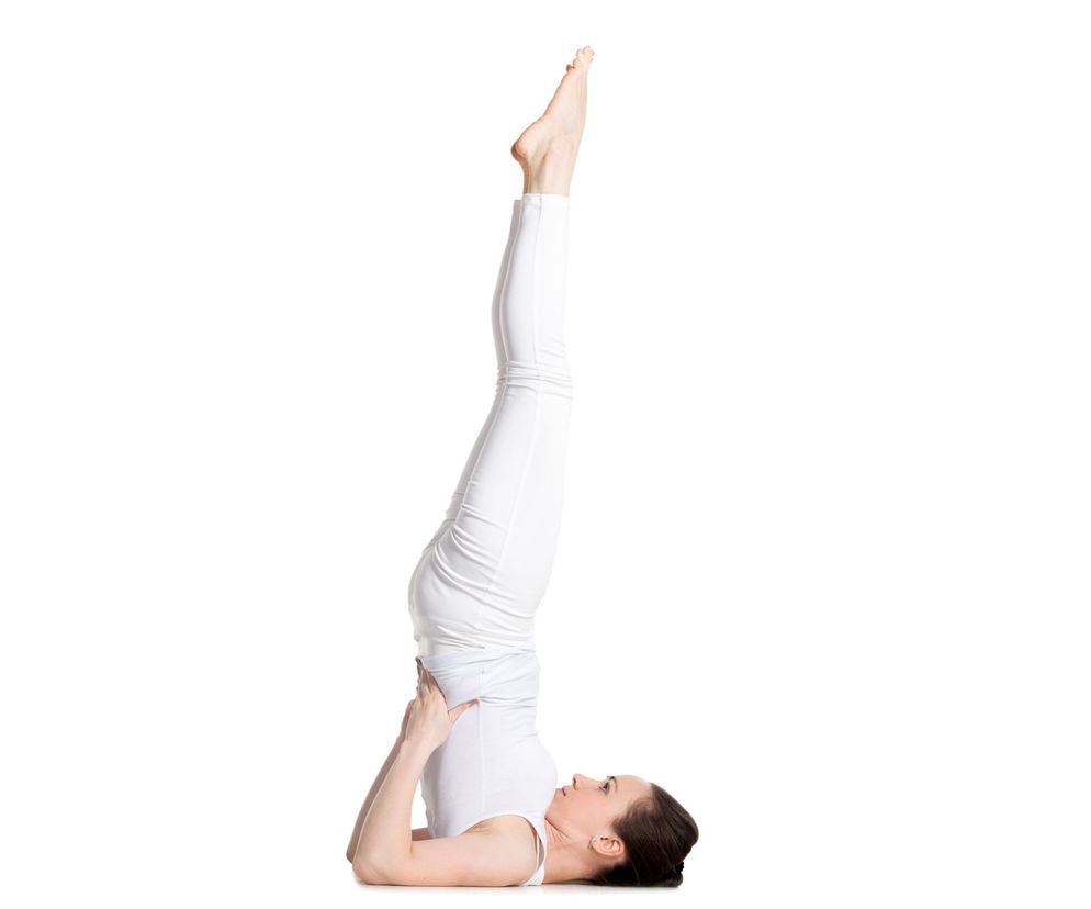 Pozycja świecy zwiększa ukrwienie głowy, przez co przeciwdziała zmęczeniu i poprawia zdolności intelektualne.