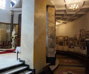 Wnętrze kościoła św. Stanisława Kostki, przed którym znajduje się nagrobek księdza